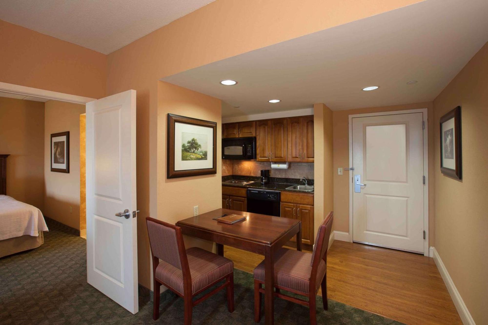 One-Bedroom Queen Suite Two Queen Beds Non-Smoking