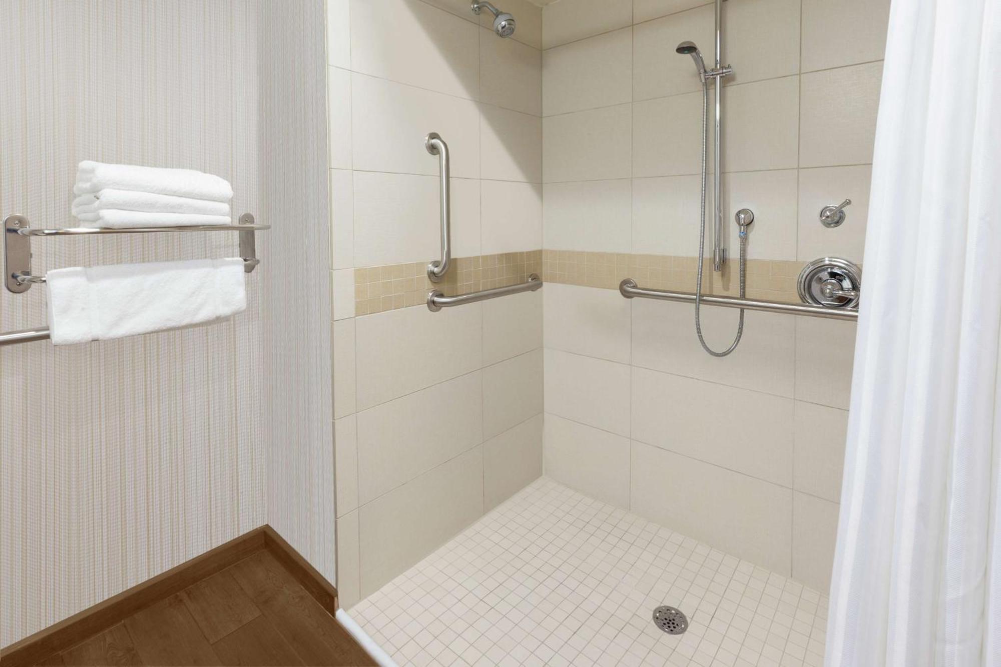 Queen Room with Mobility/Hearing Accessible Tub,1551502363:JPEG