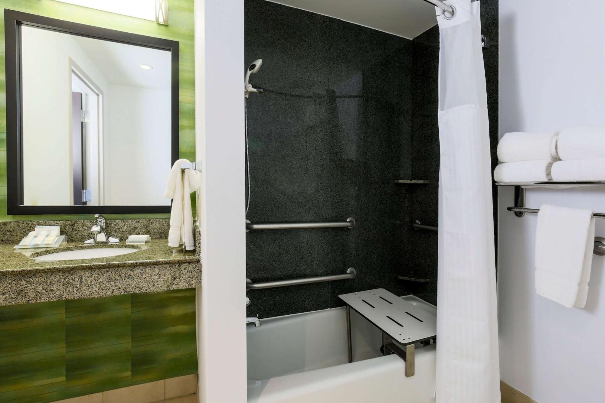 King Room with Tub - Mobility and Hearing Access,1552144657:JPEG