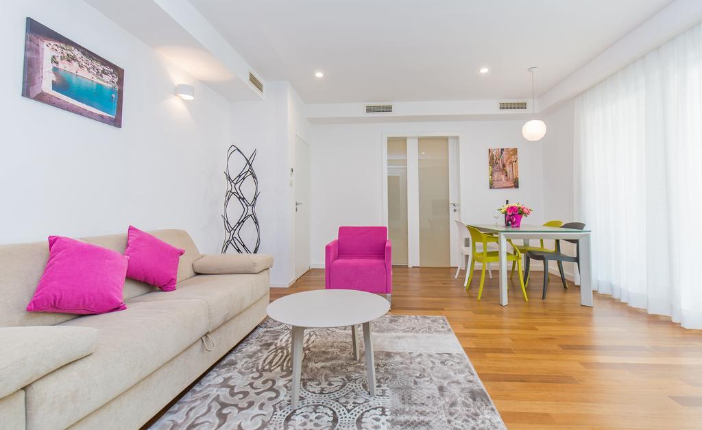 Deluxe One-Bedroom Apartment Terrace Garden View