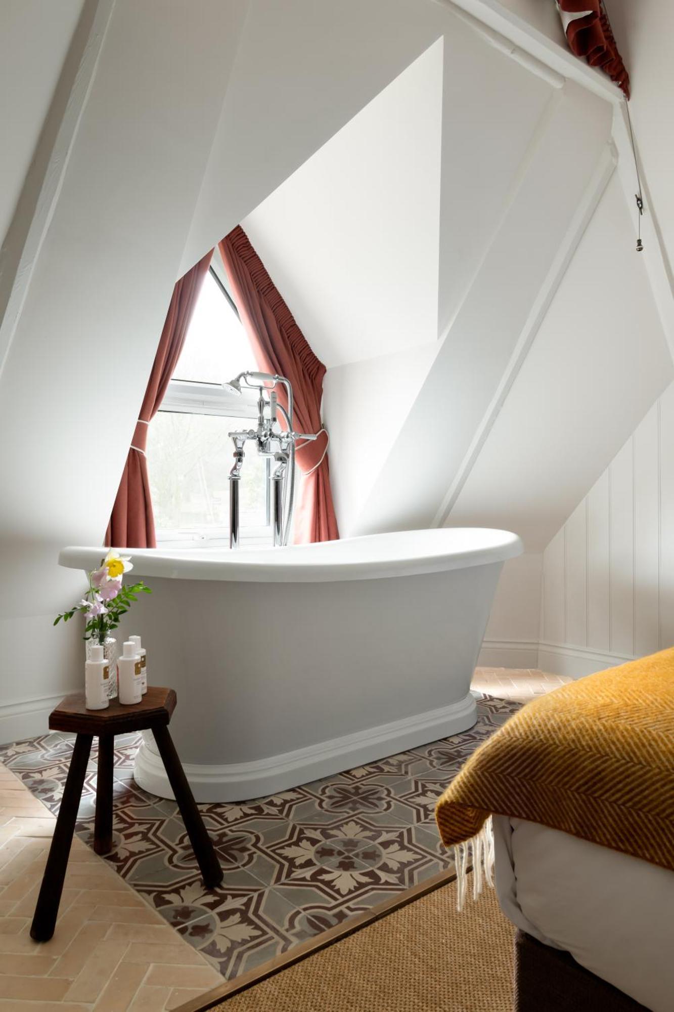 Deluxe Double Room with Bath,1565609956:JPEG