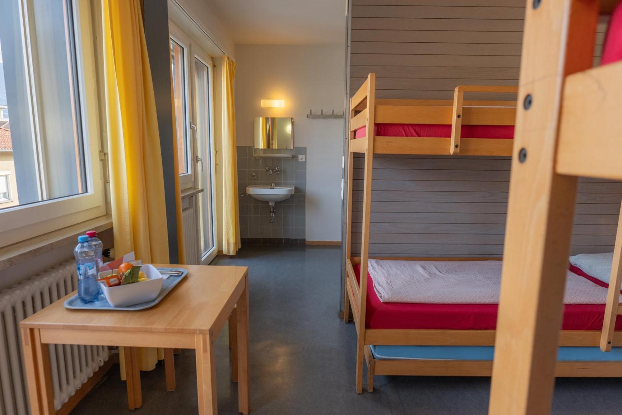 Lit Simple dans une Chambre Quadruple avec Douche