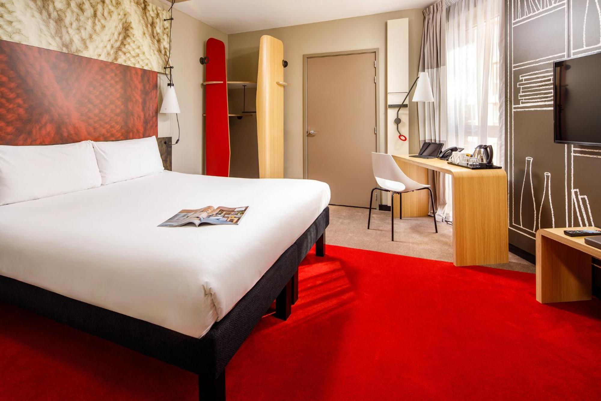 Cette chambre accessible aux personnes à mobilité réduite possède un lit double.