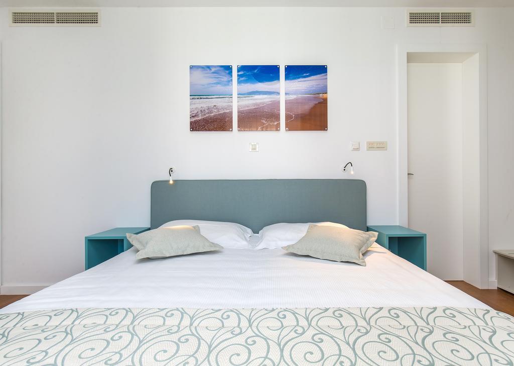 Deluxe Three-Bedroom Apartment Terrace Partial Sea View