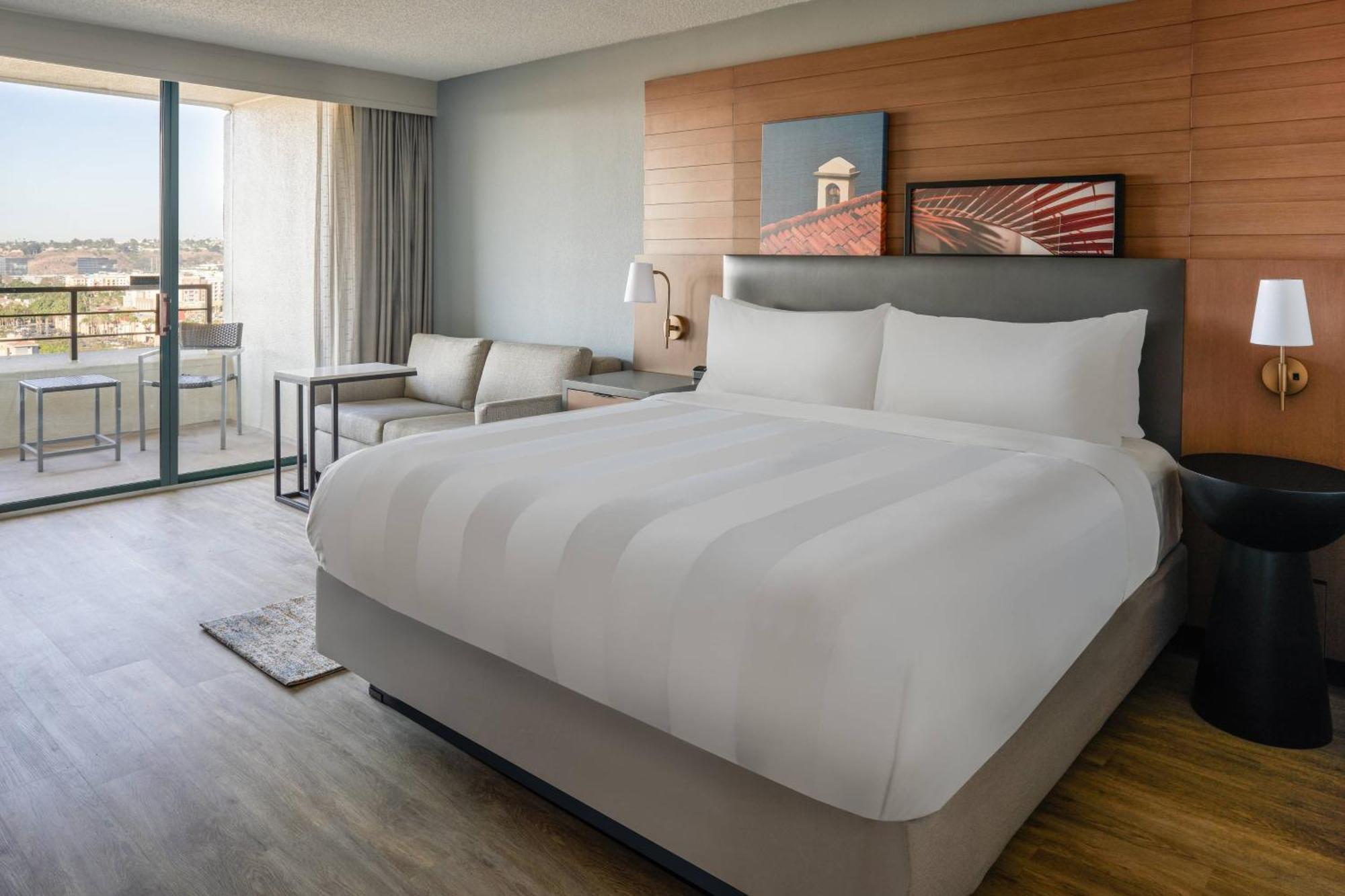 Kamer met Kingsize Bed en een Balkon en Uitzicht op het Zwembad