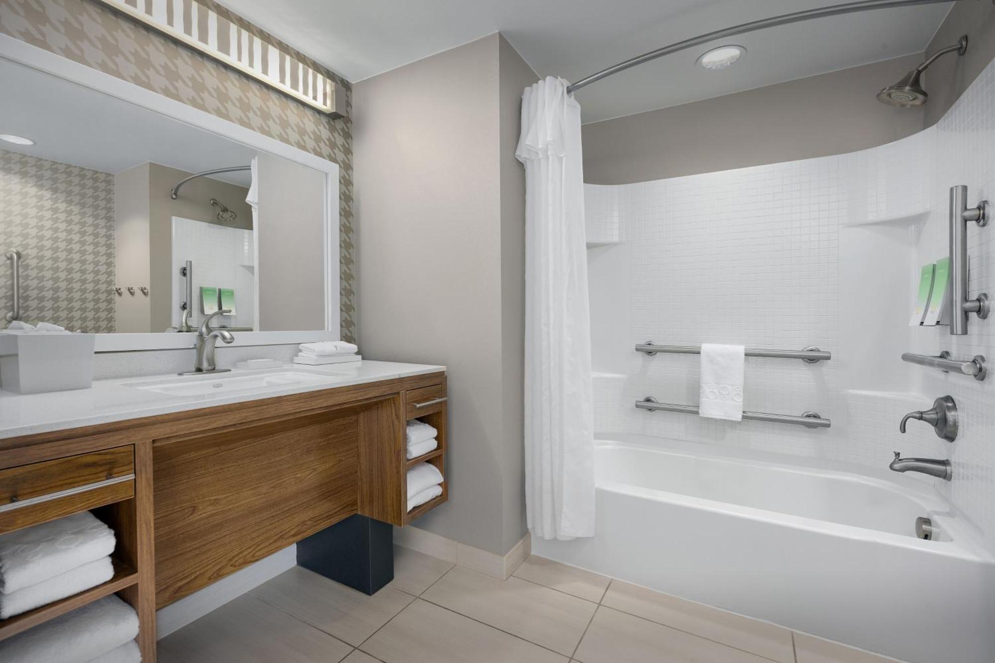 King Suite Mobility Hearing Access or Non-Smoking