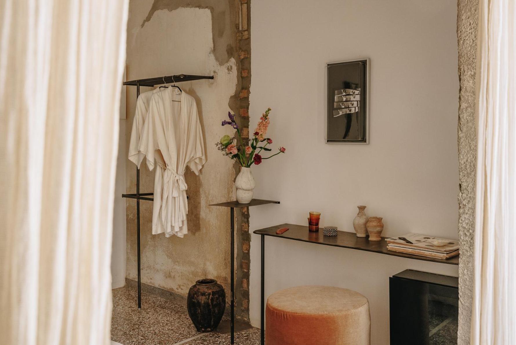 Intimate room with balcony,1586257629:JPEG