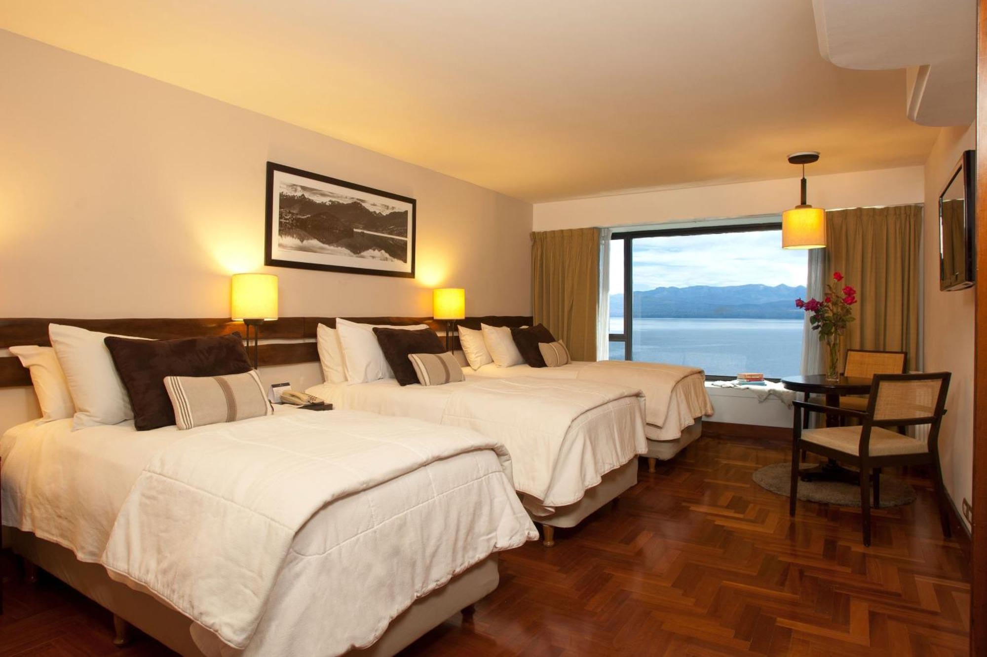 Quarto Deluxe com 3 Camas de Solteiro e Vista do Lago