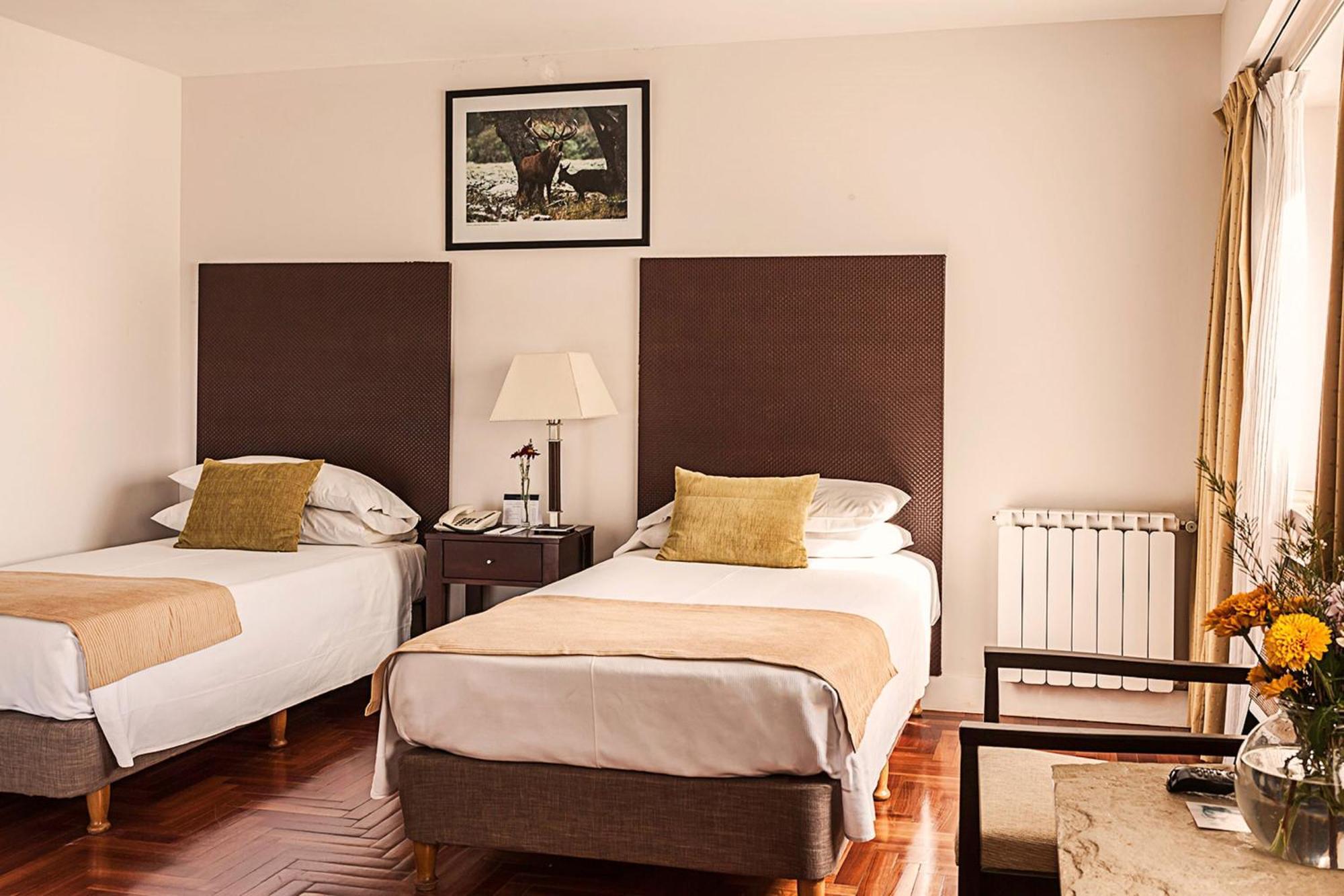 Quarto Clássico com 2 Camas de Solteiro