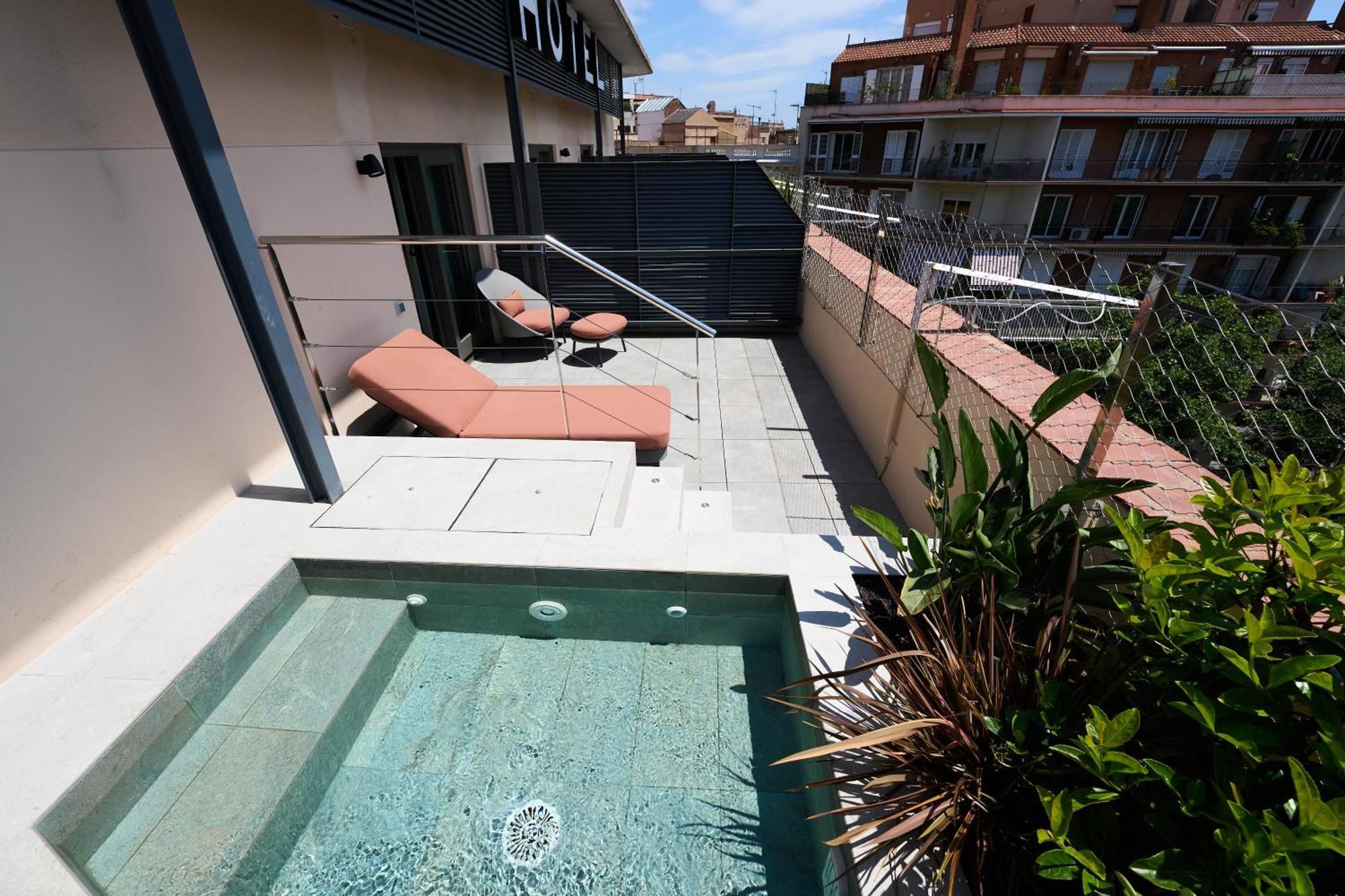 Deluxe Double Room Private Urban Pool,1606542340:JPEG