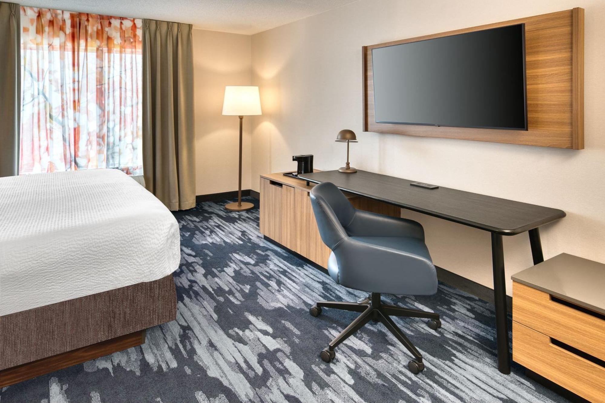 King Room with Roll-In Shower - Mobility Access/Hearing Accessible,1609318214:JPEG