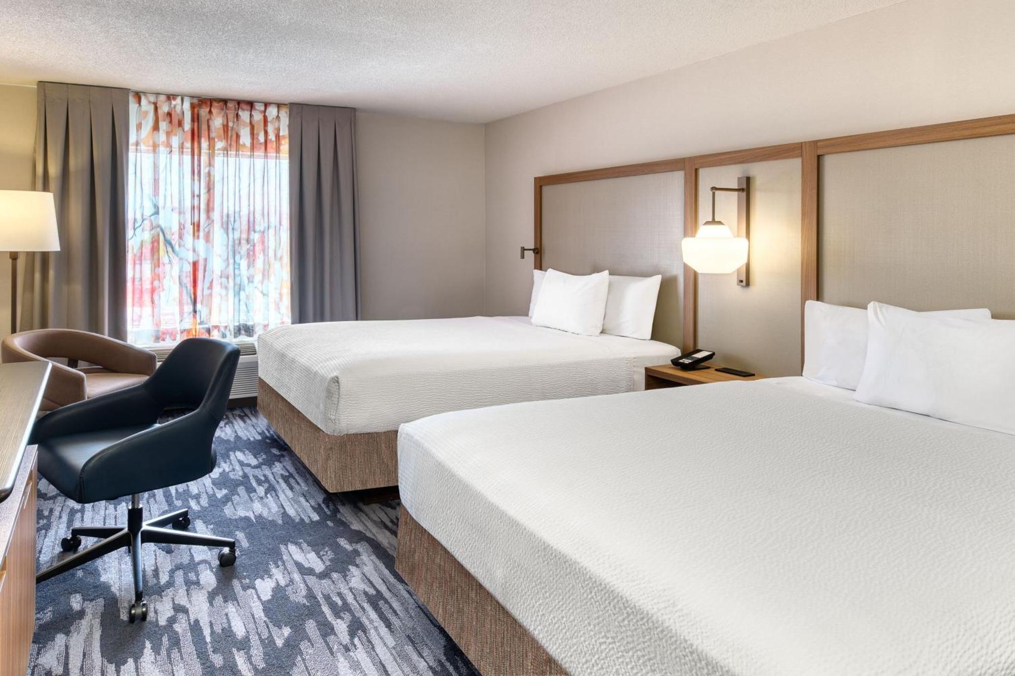 Queen Room with Two Queen Beds and Roll-In Shower - Mobility Access/Hearing Accessible