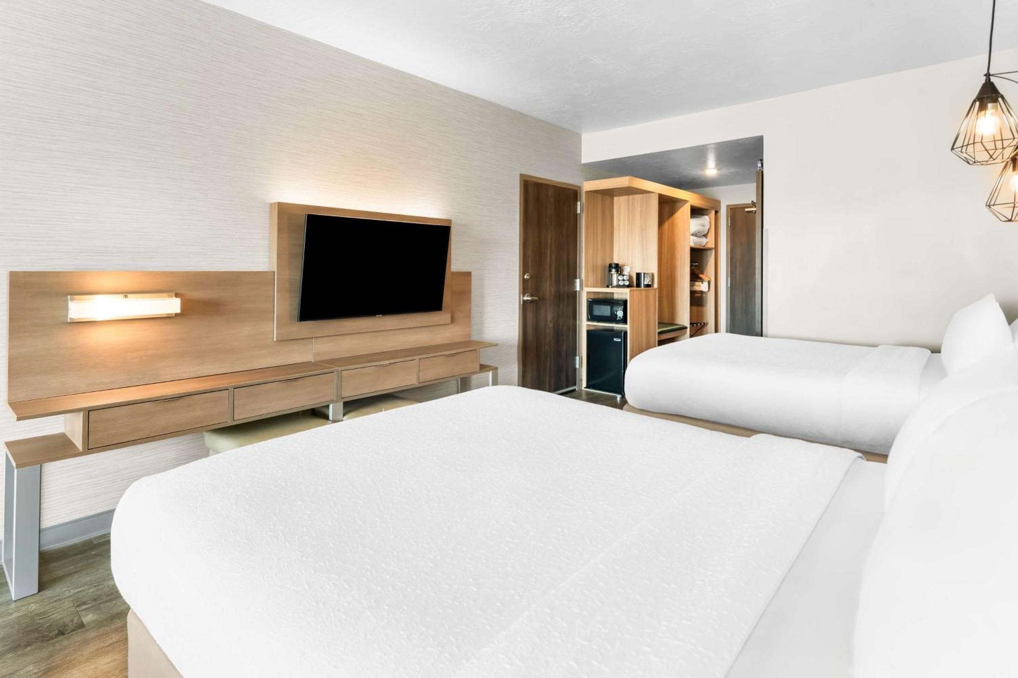 Queen Room with Two Queen Beds - Pet-friendly