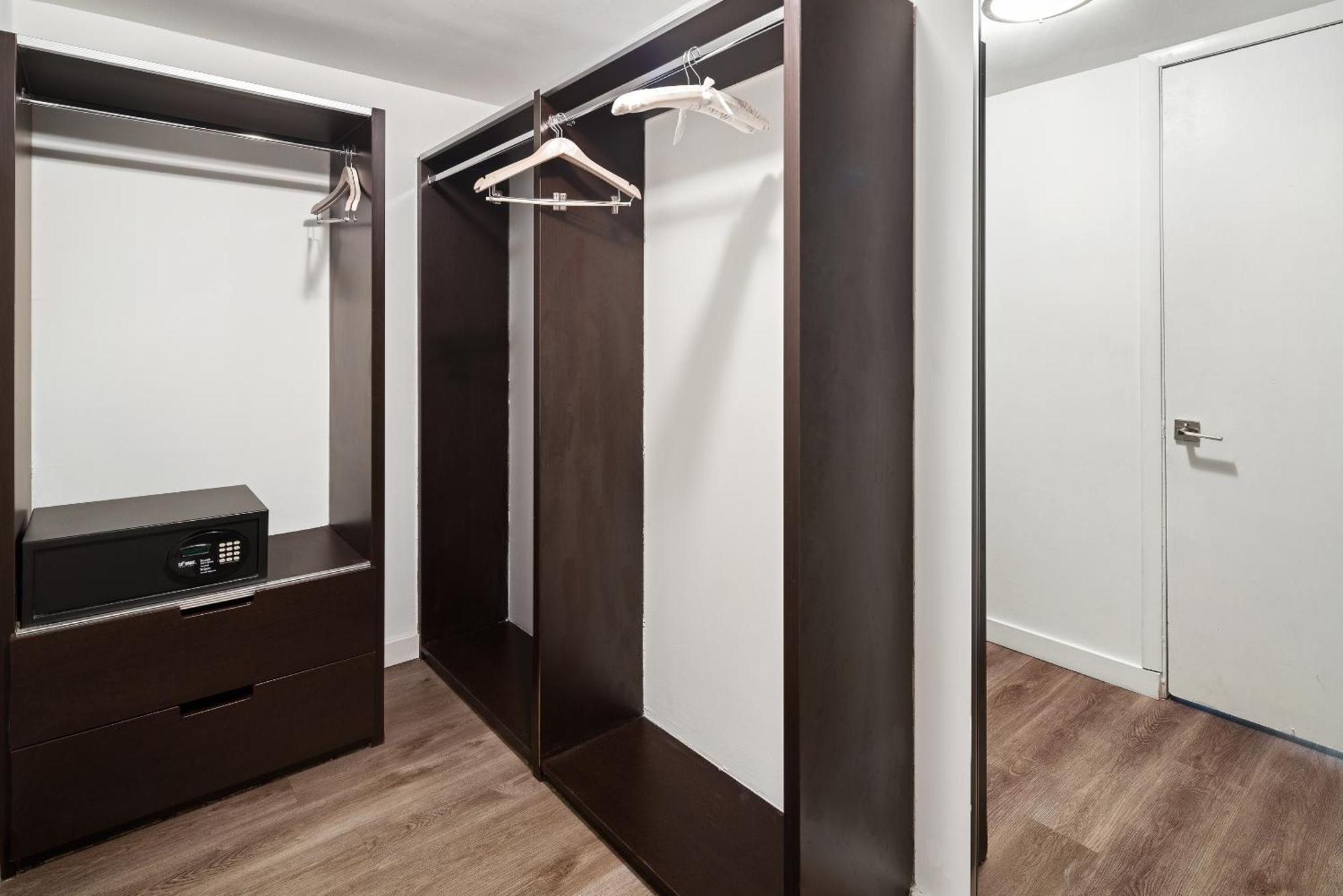 Chambre Deluxe avec 2 Lits Doubles et Balcon - Vue sur Baie