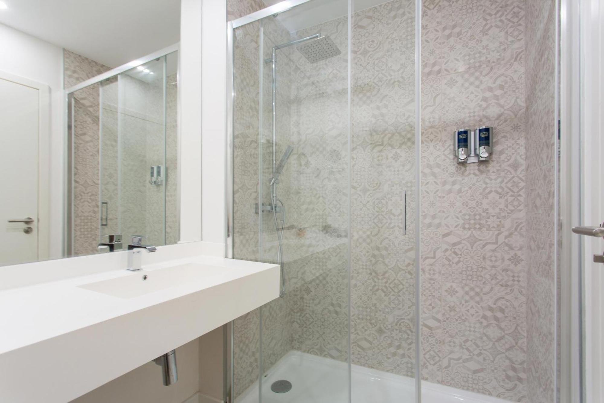 Quarto Familiar com 1 Cama Queen-size, Sofá-cama, Vista Piscina, Varanda