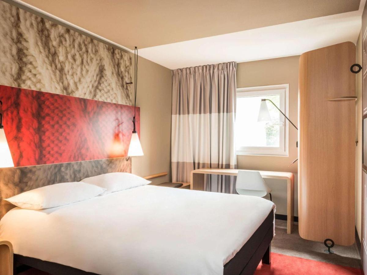 Accessible Room with Two Single Beds
