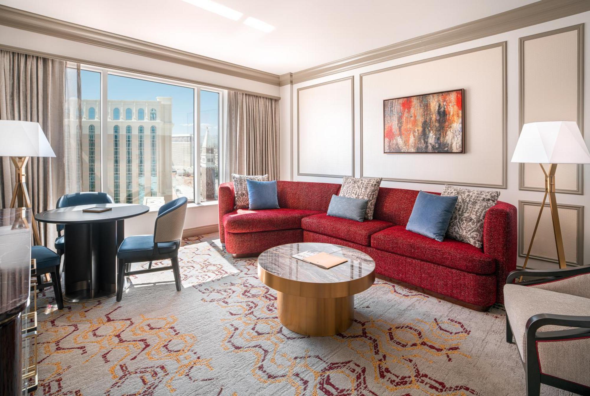 Newly Remodeled Luxury Two Queen City View Suite