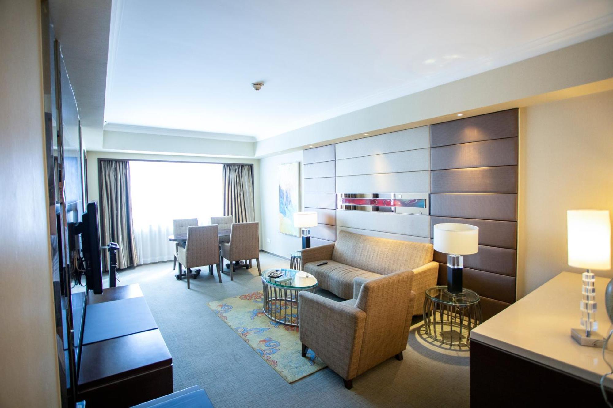 Executive Suite met 1 Kingsize Bed, Uitzicht op de Stad en Toegang tot de Club Lounge.
