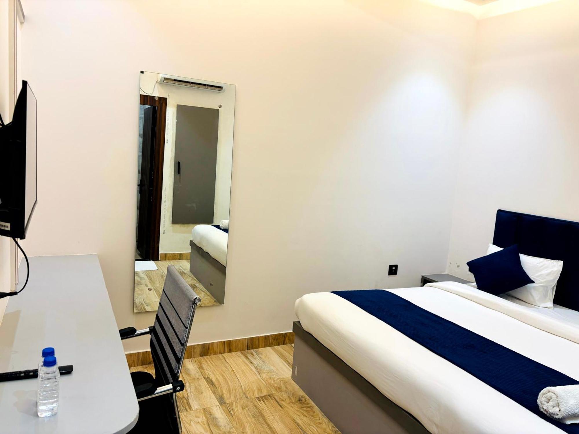 Deluxe Double Room (2 Adults + 1 Child)