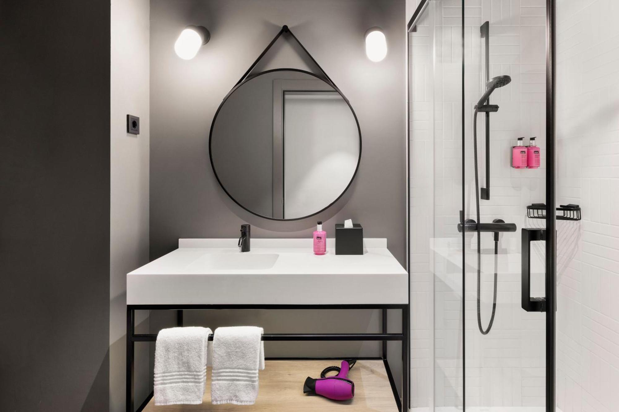 Moxy Twin Room with Balcony and City View,1629388993:JPEG