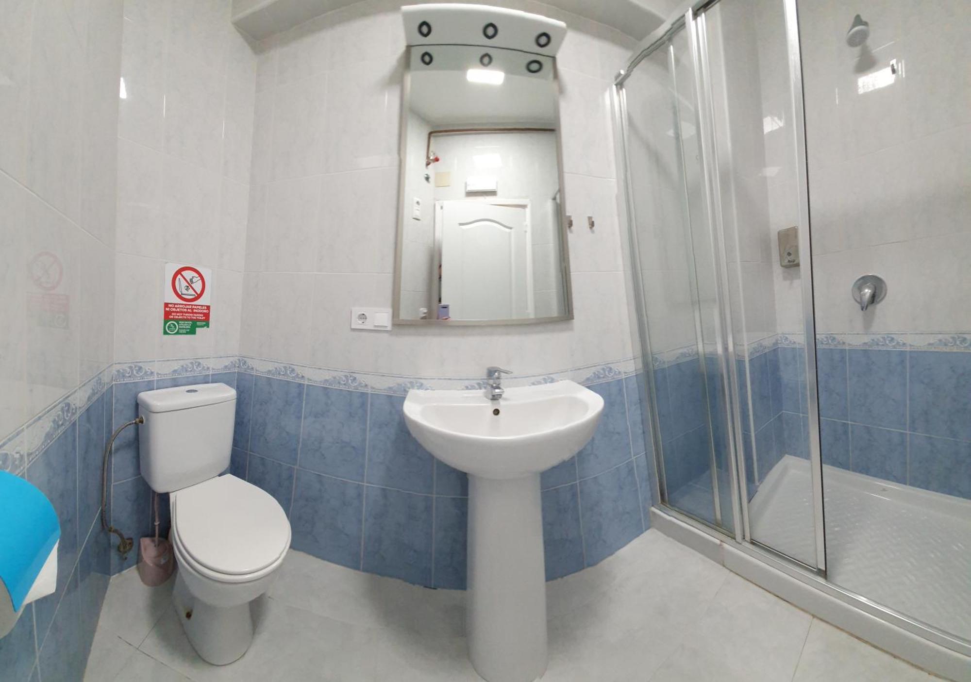 Tweepersoonskamer met 1 of 2 Bedden en Gedeelde Badkamer