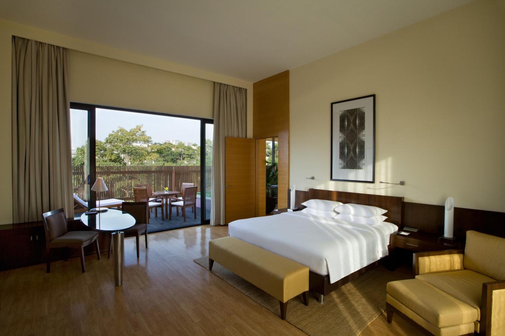 Executive Suite,641104665:JPEG
