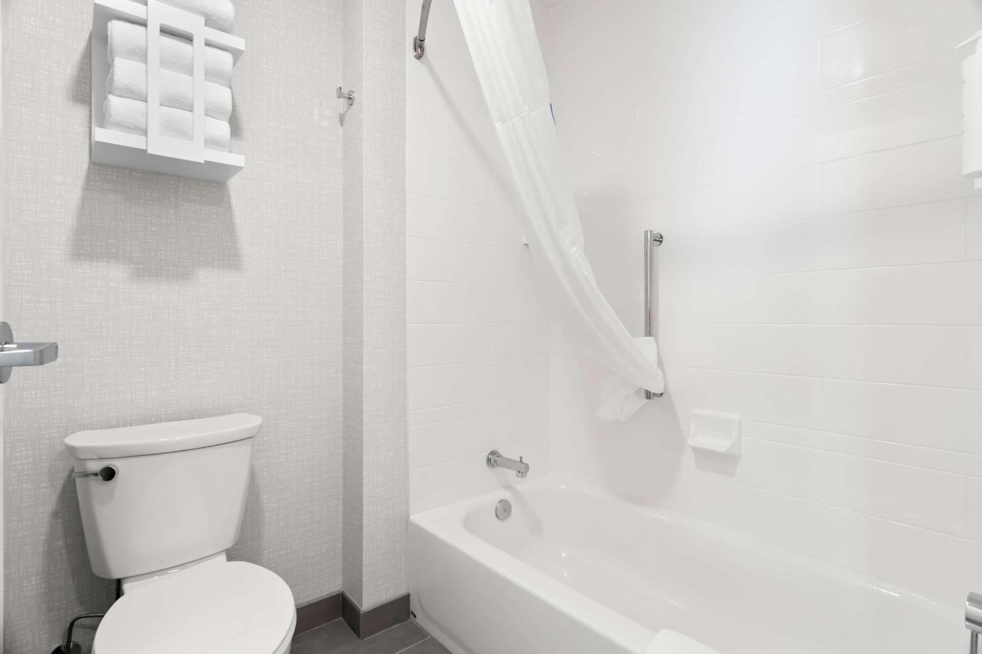 King Room Tub Mobility Access