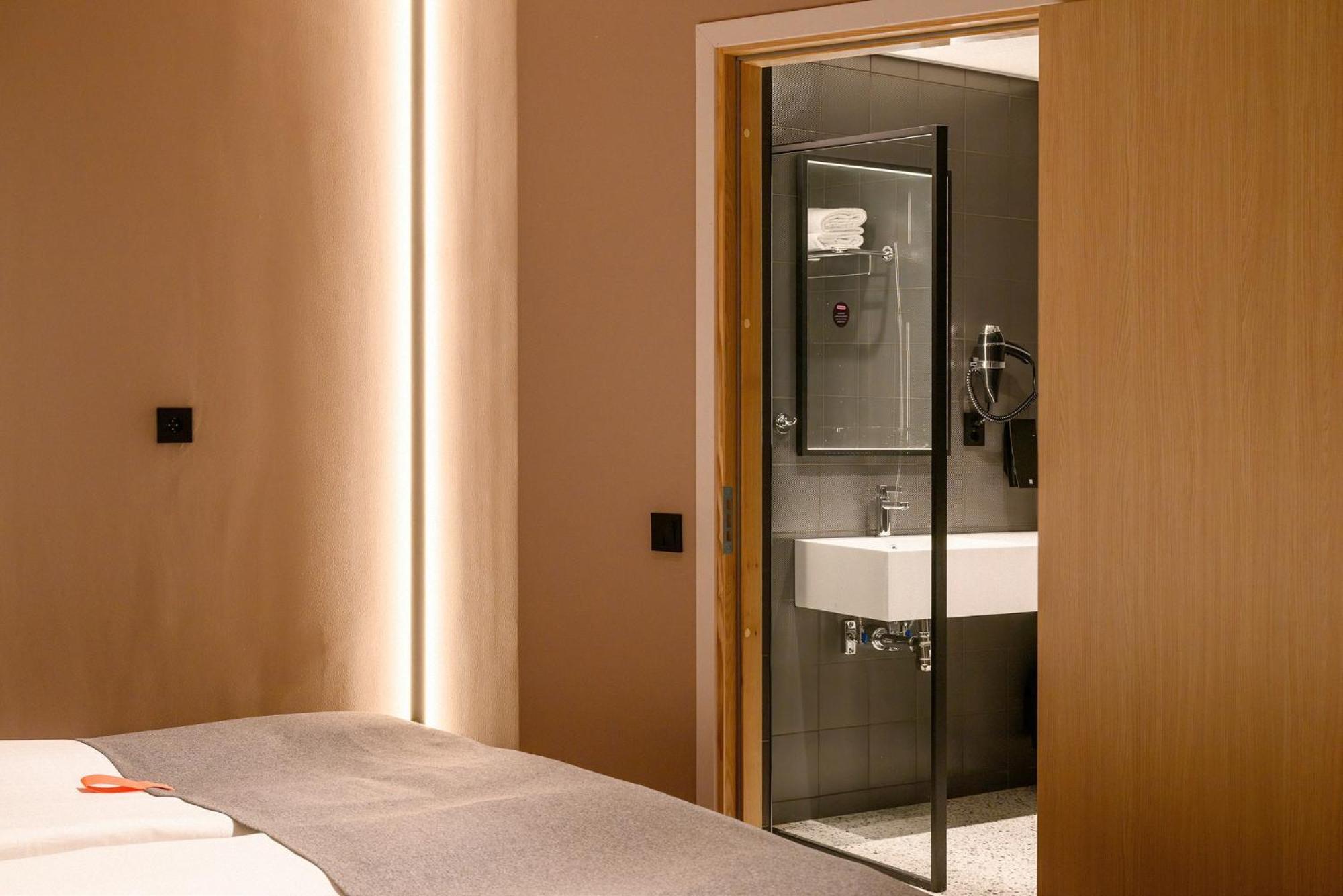 Petite Chambre Double - Sans Fenêtre