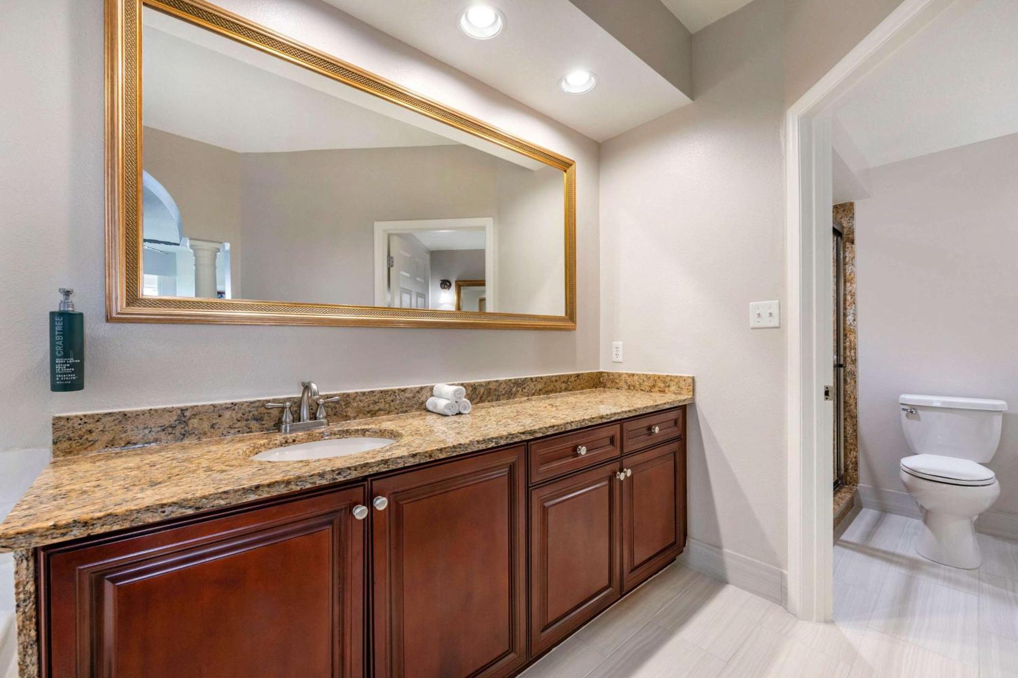 Suite 2 Chambres avec 1 Lit King-Size et 2 Lits Jumeaux - Baignoire Adaptée aux Personnes à Mobilité Réduite