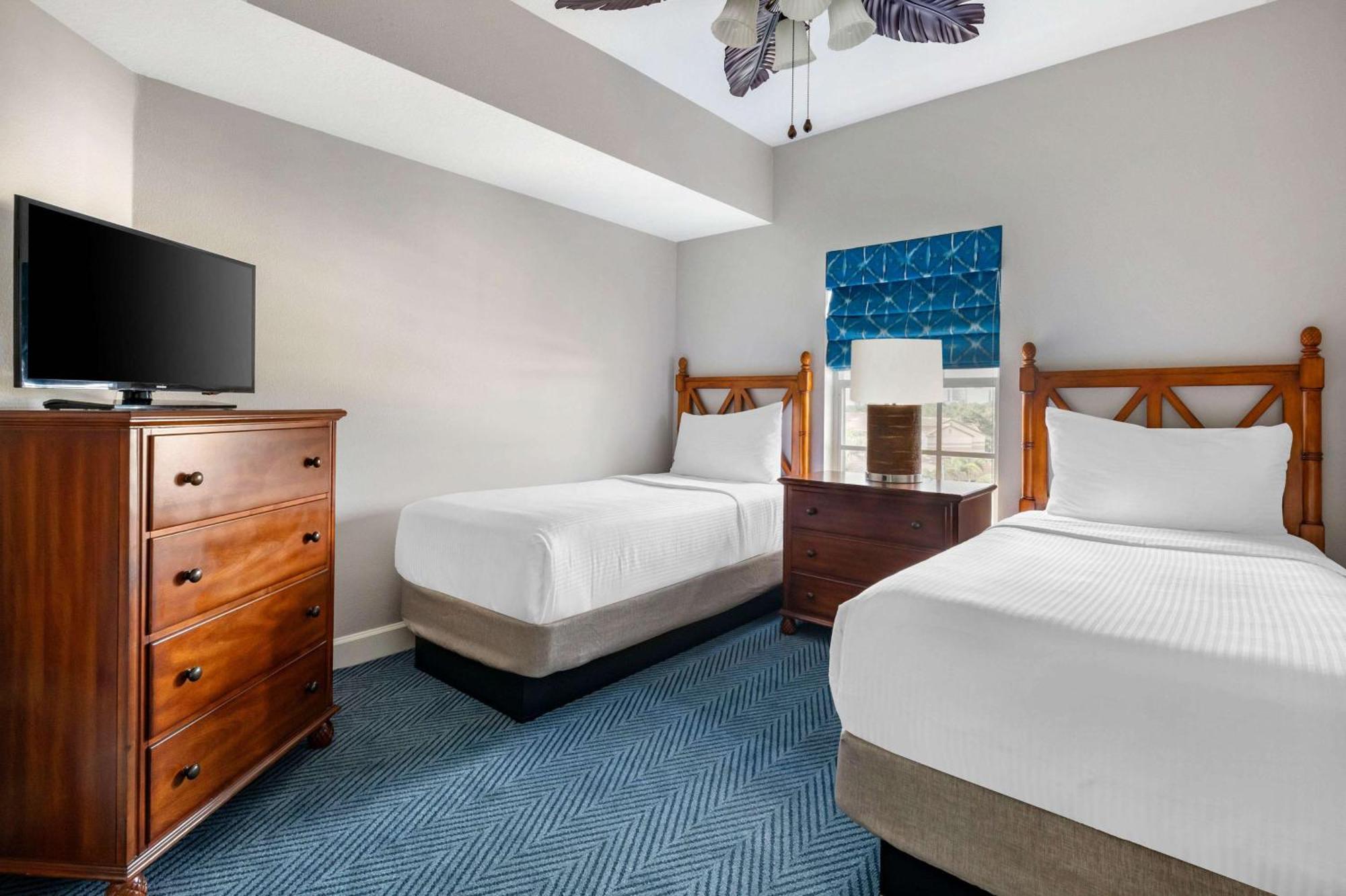 Suite 2 Chambres avec 1 Lit King-Size et 2 Lits Jumeaux - Douche Accessible en Fauteuil Roulant
