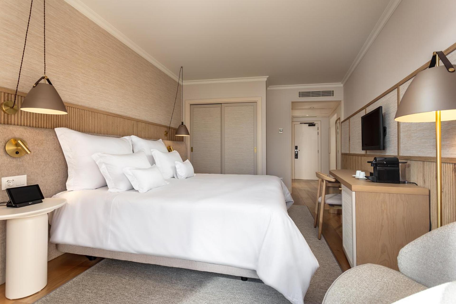 Tweepersoonskamer met uitzicht op de resort