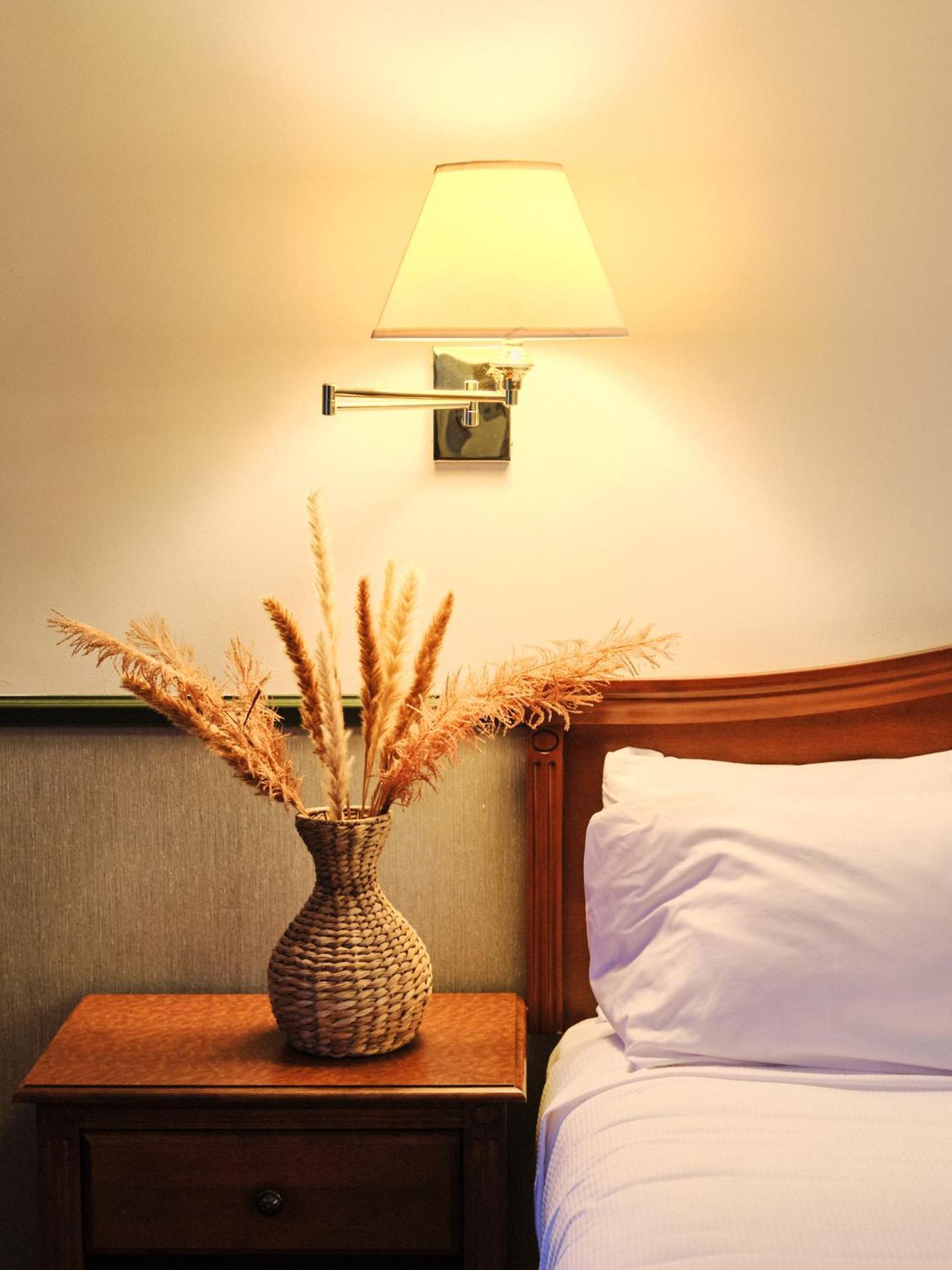 Queen Room,1690945172:JPEG