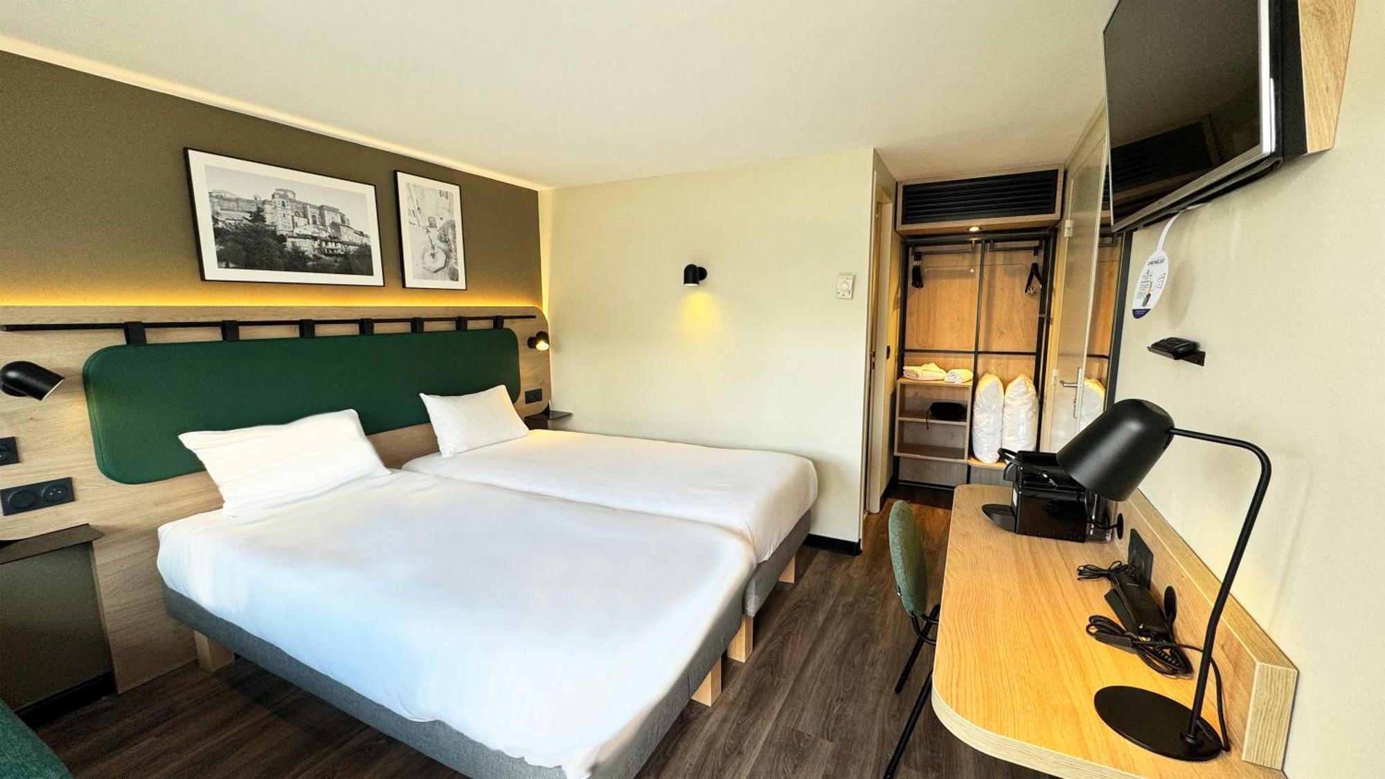 Superior Room - 2 Single Beds 1 Bed meridian