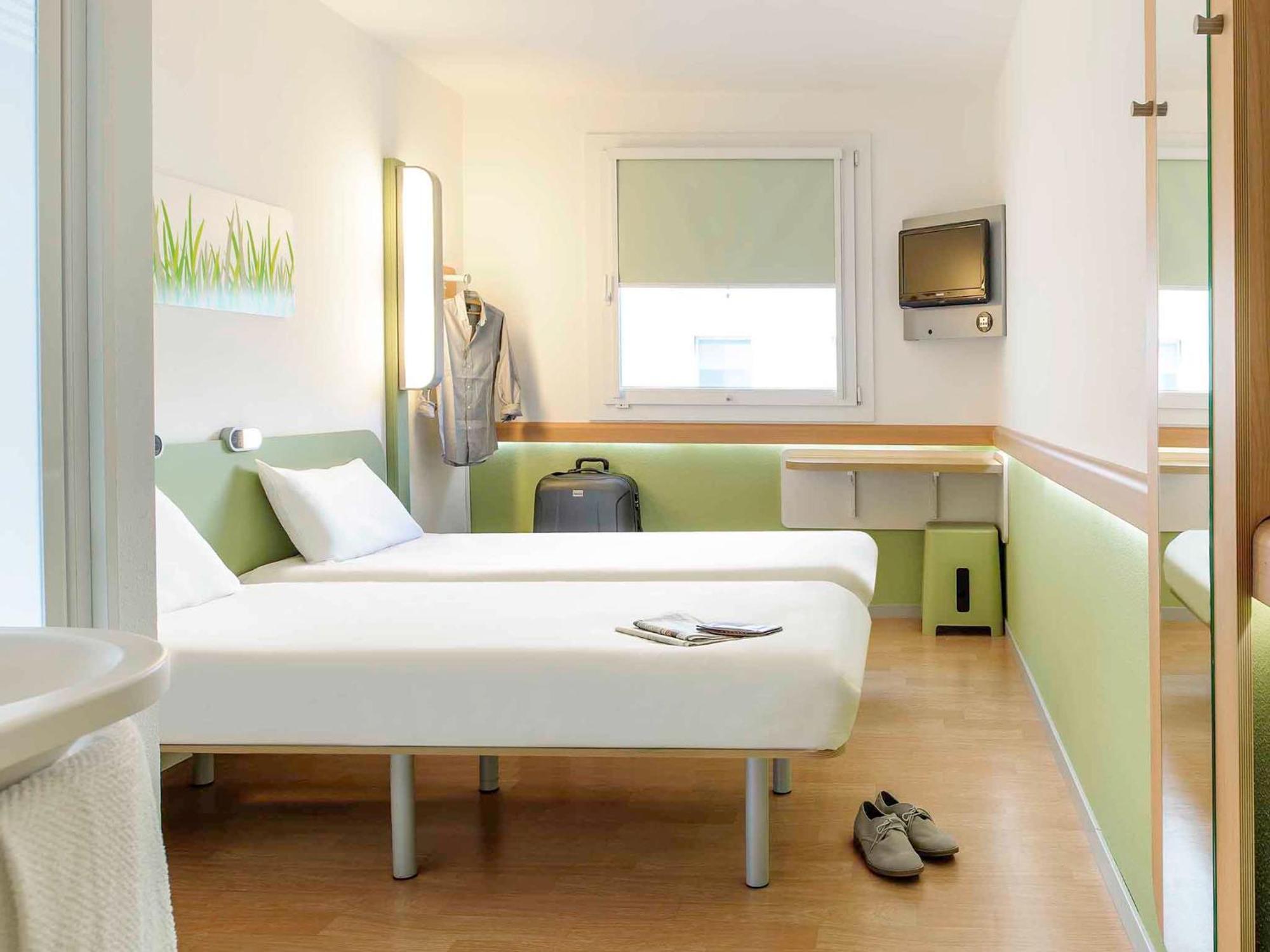 Twin Room,1704982264:JPEG