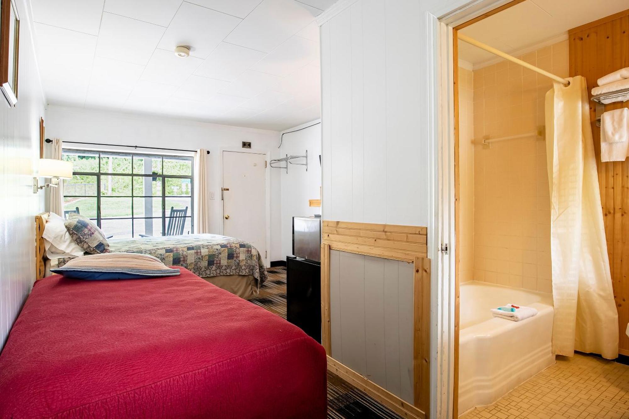 Queen bed with Twin,1658776544:JPEG