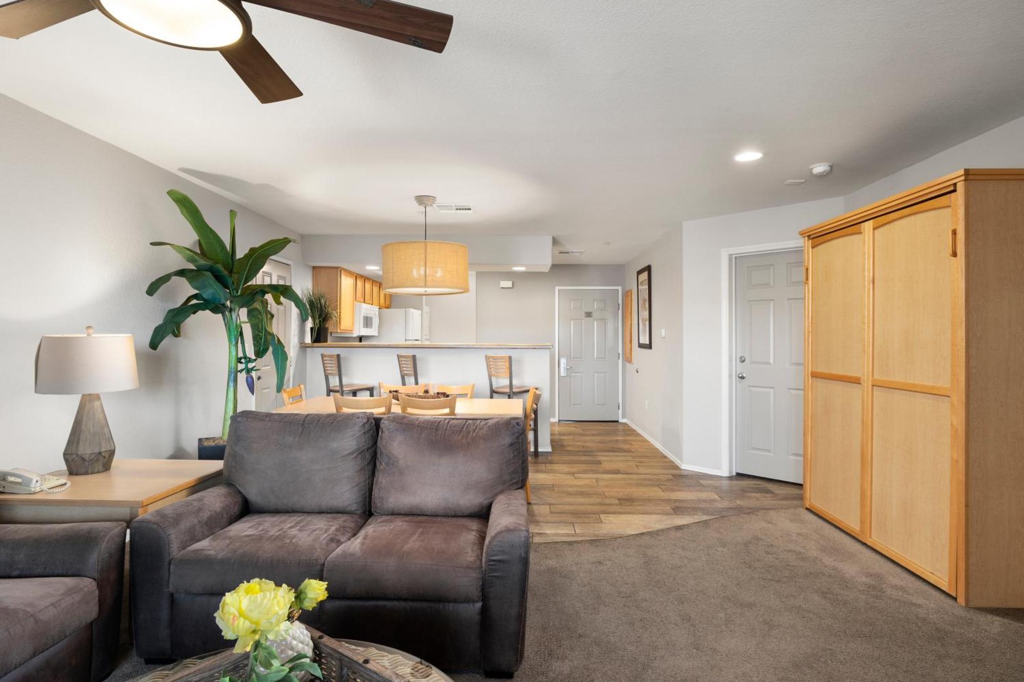 2 Bdrm Luxury Condo Jacuzzi w or Kitchen