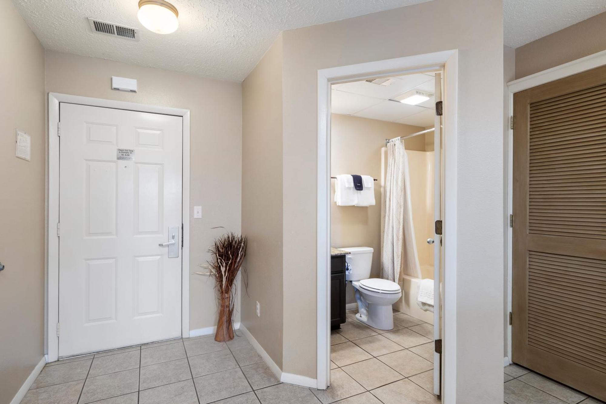 Deluxe Condo 2 Bedrooms Kitchen