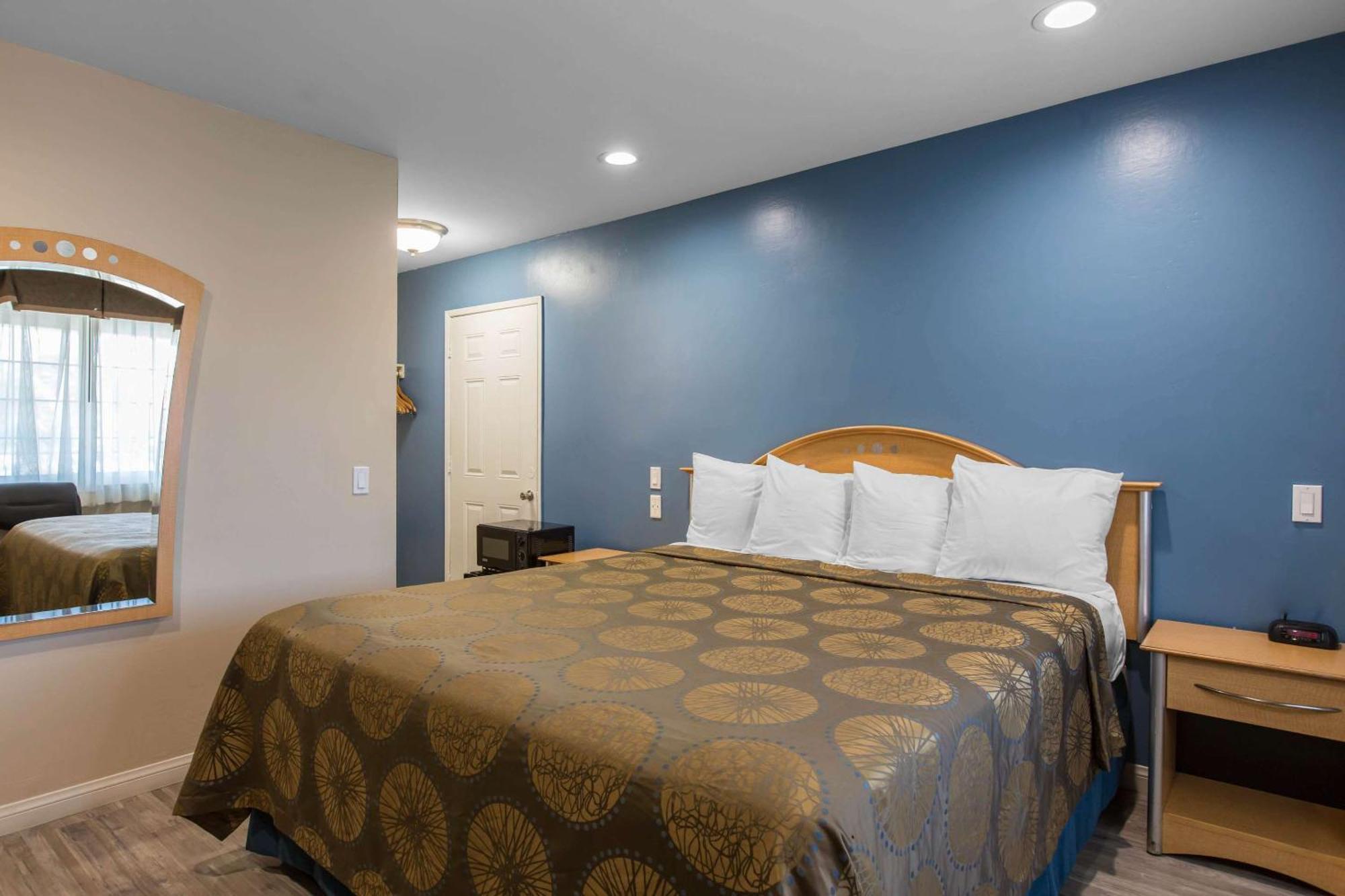 Standard King Room with Tub - Accessible/Non-Smoking