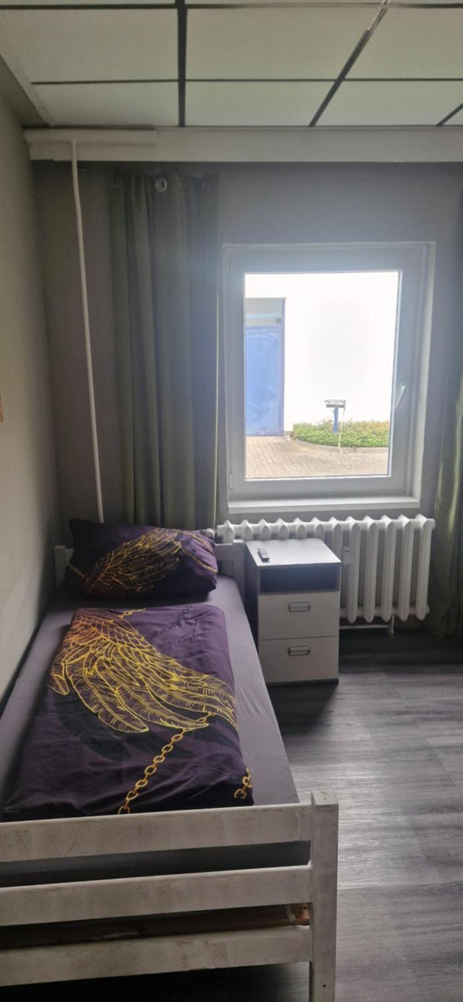 Chambre Simple avec Toilettes et Douche Communes