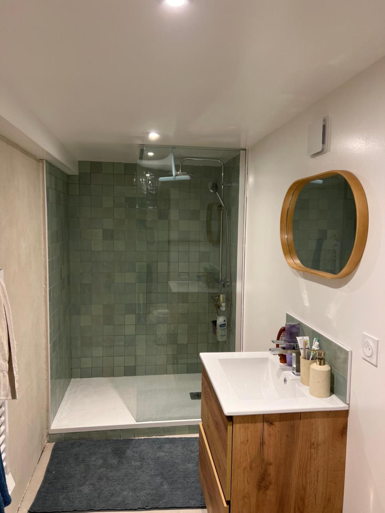 Lit Simple dans Dortoir Mixte