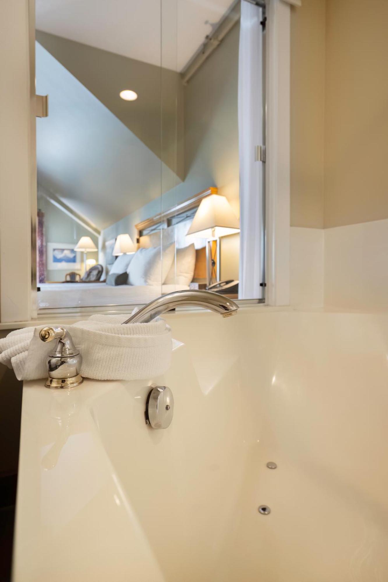 Deluxe Queen Suite with Sea View