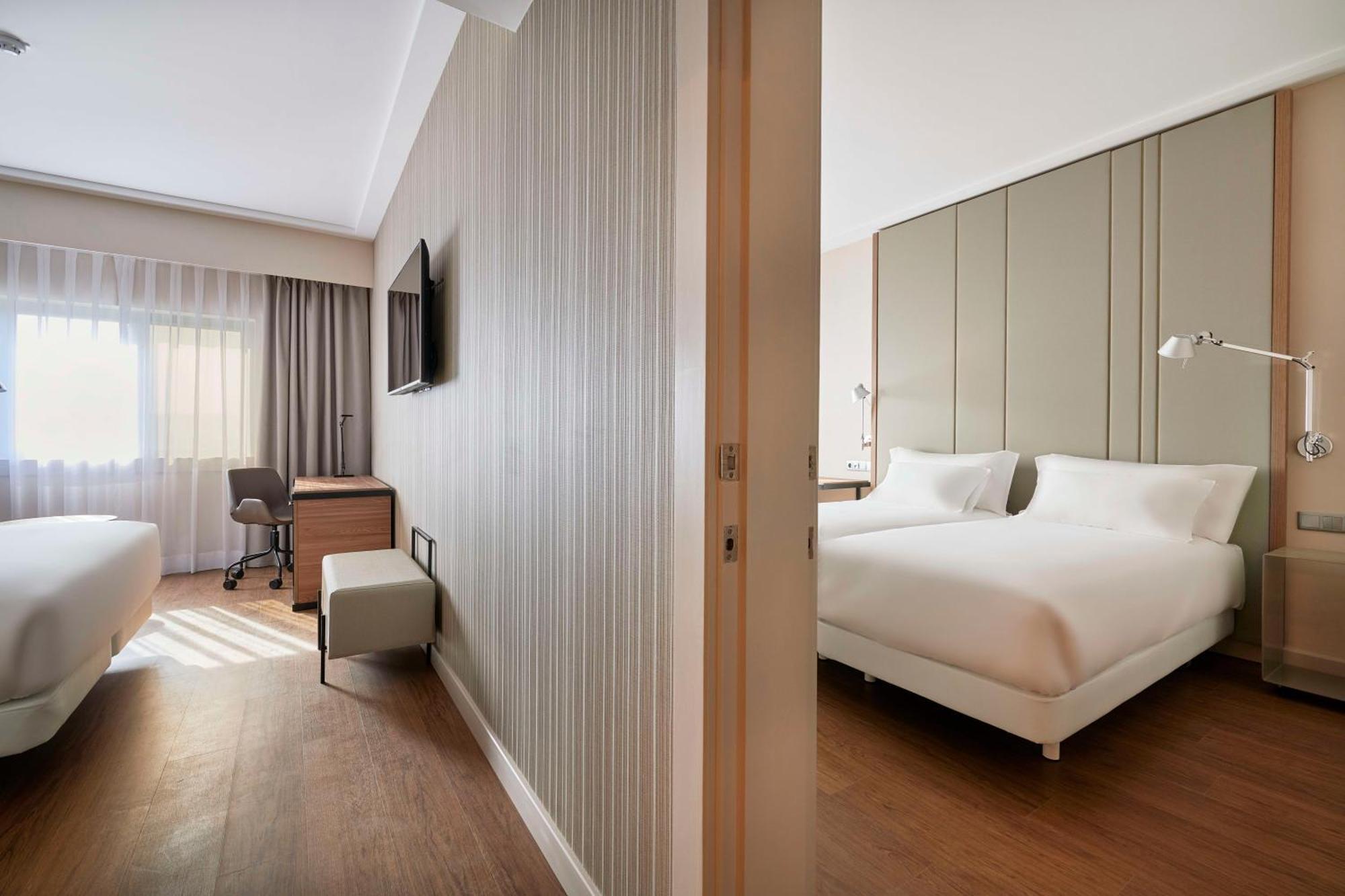 Quarto Familiar Comunicante (3 Adultos + 1 Criança)