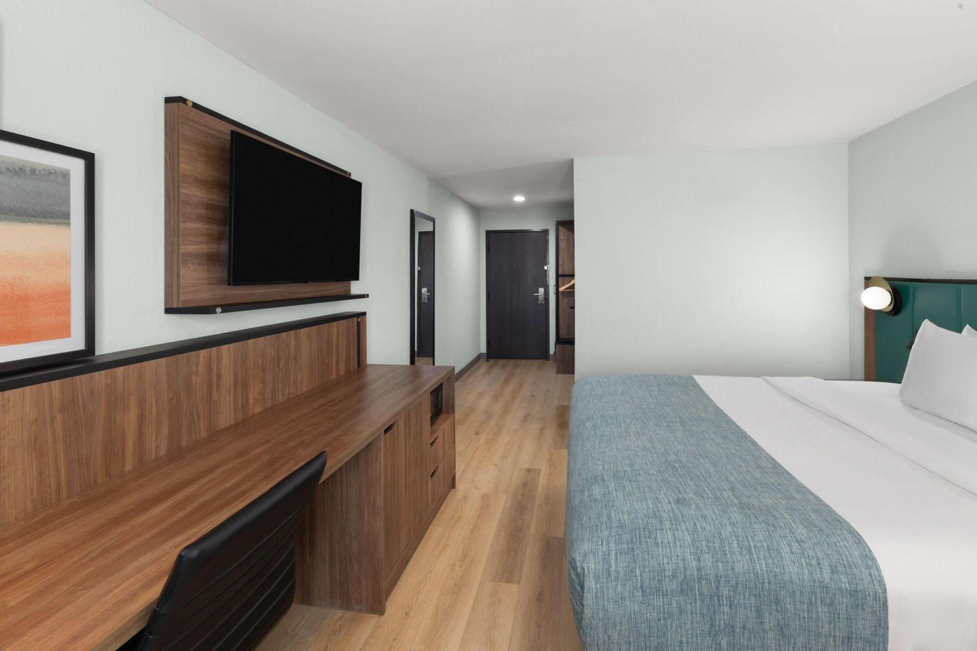 King Room with Walk In Shower - Mobility Accessible/Non-Smoking