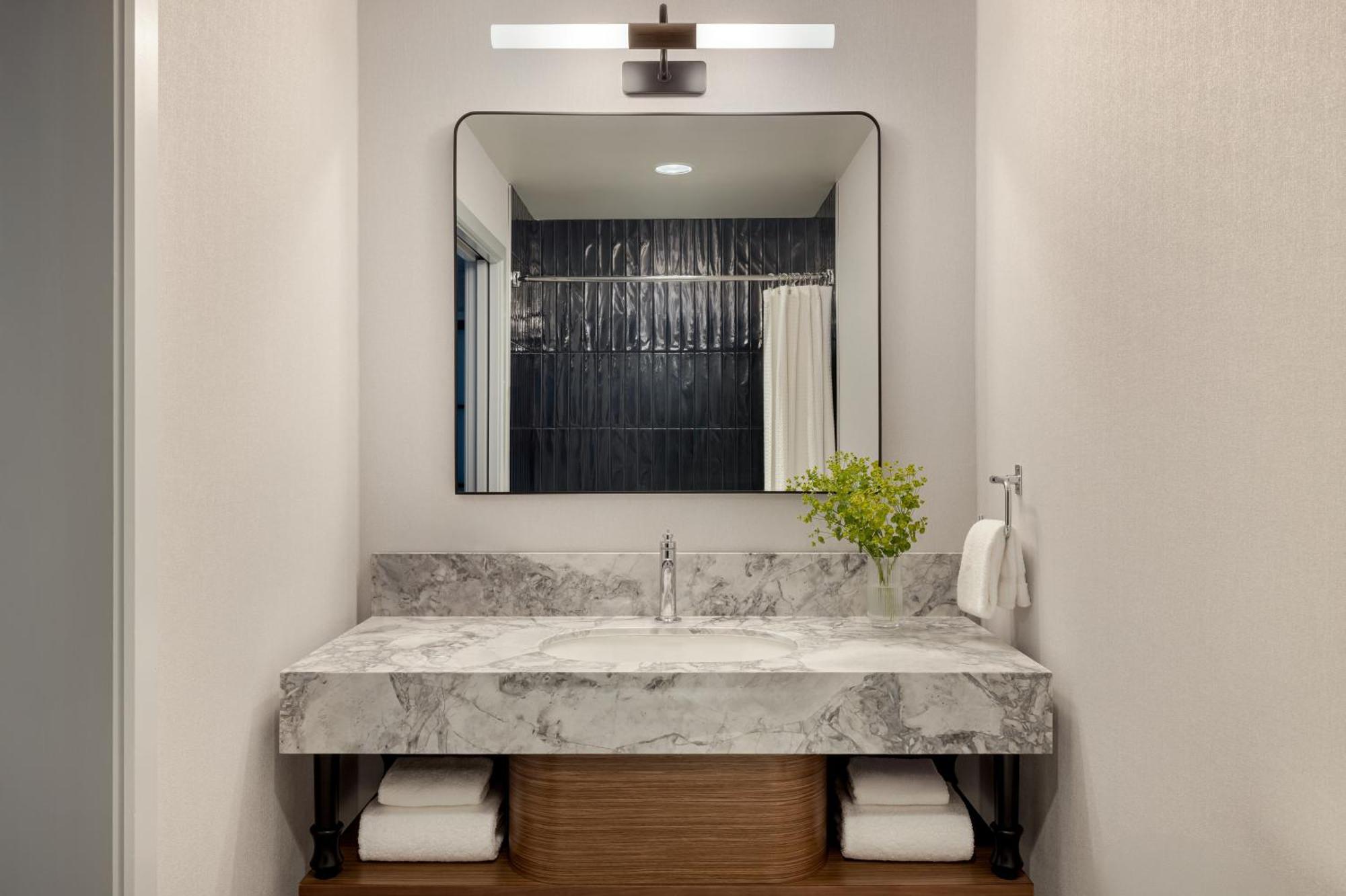 Essential Queen Room,1685076841:JPEG