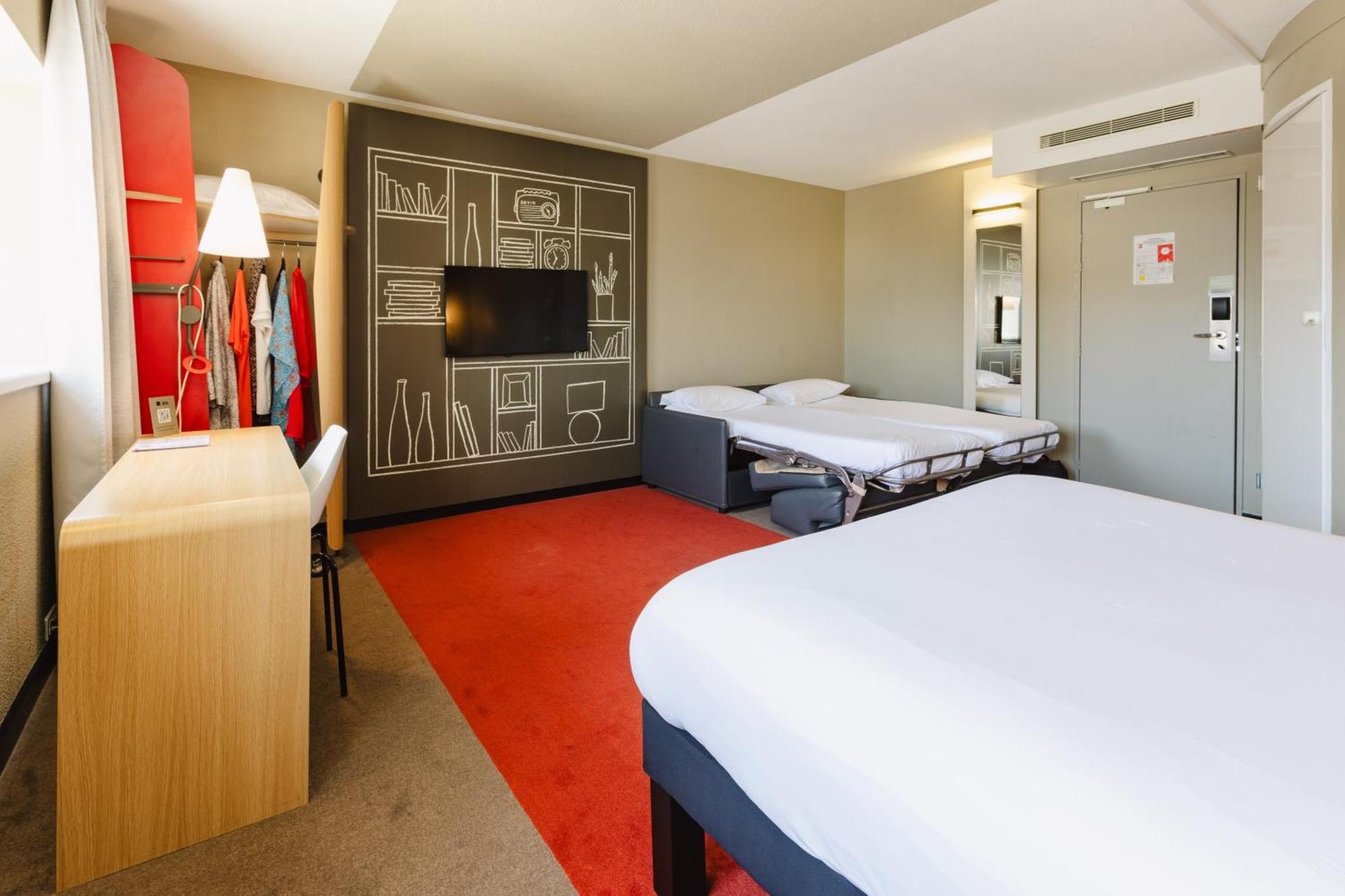 Standard Room with 1 Double Bed and 2 Single Beds