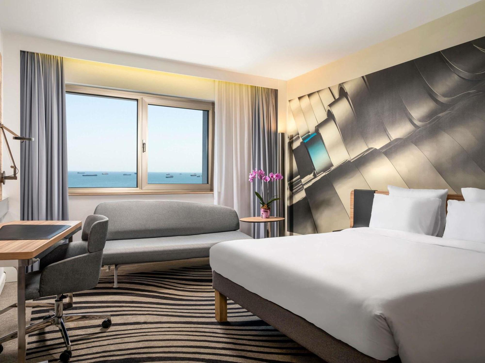 Superior Room with Queen Size Bed and Partial Sea View