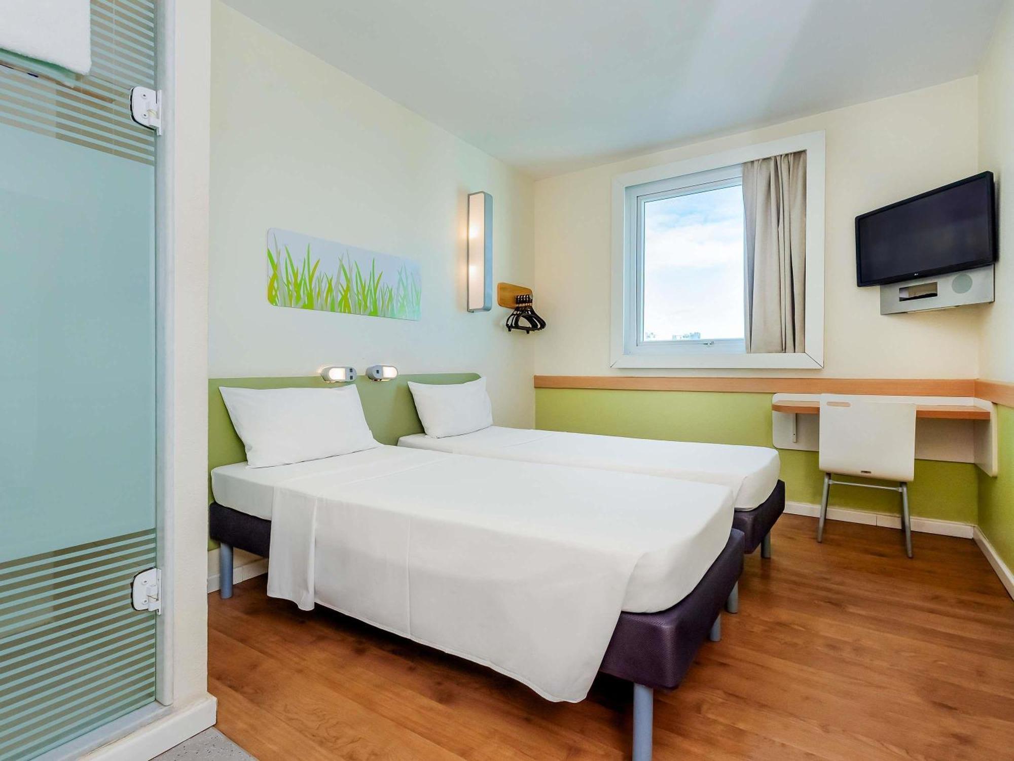 Functional rooms 2 twin beds
