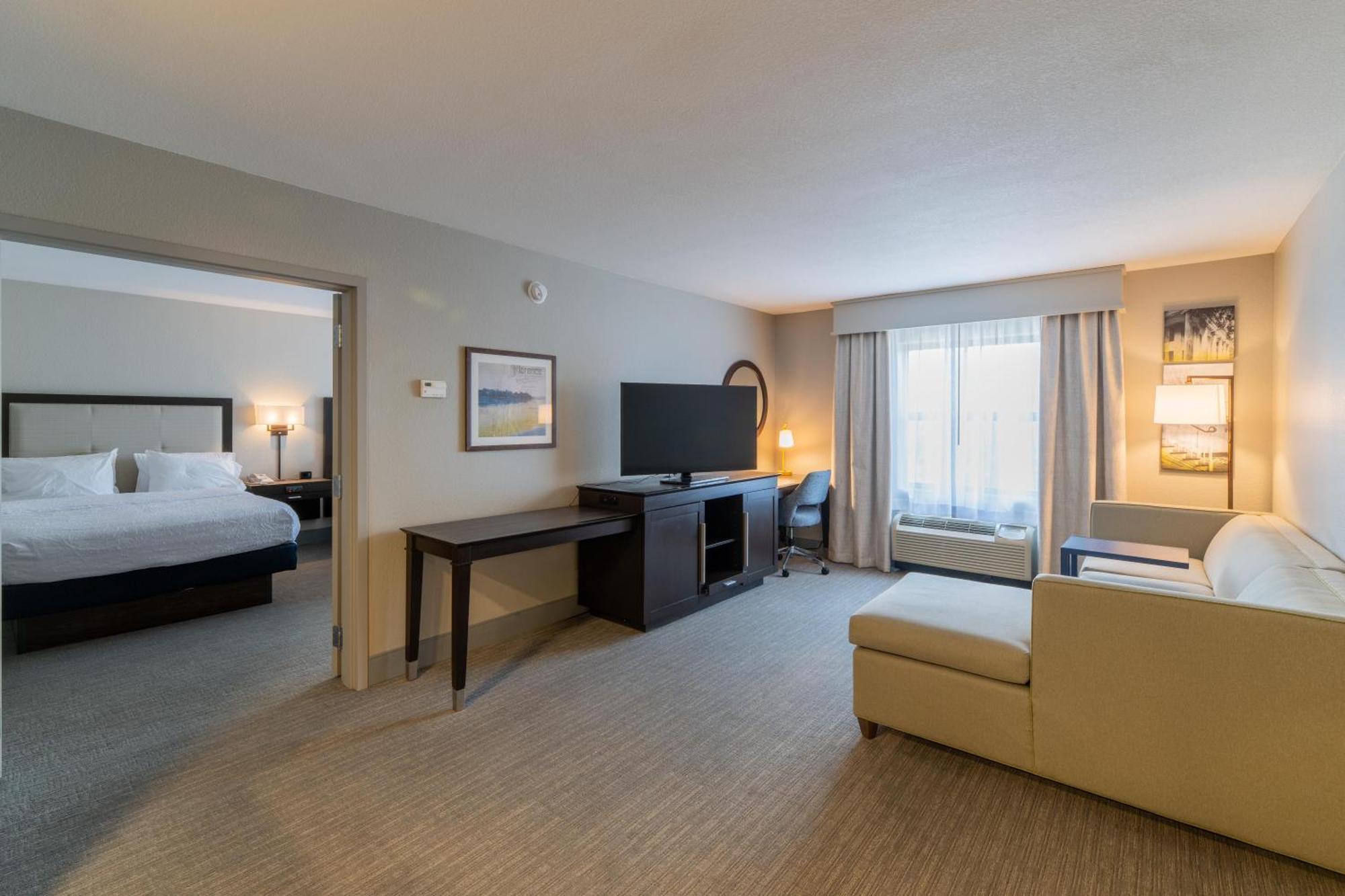 One-Bedroom Suite Two Queen Beds Sofa Bed,1722925358:JPEG
