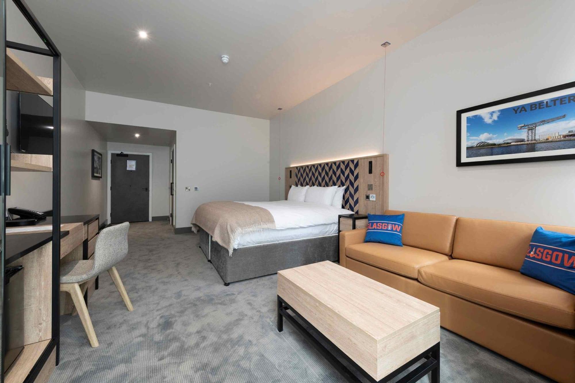 Suite Accessible aux Personnes à Mobilité Réduite avec 1 Grand Lit King-Size, Canapé-Lit et Kitchenette
