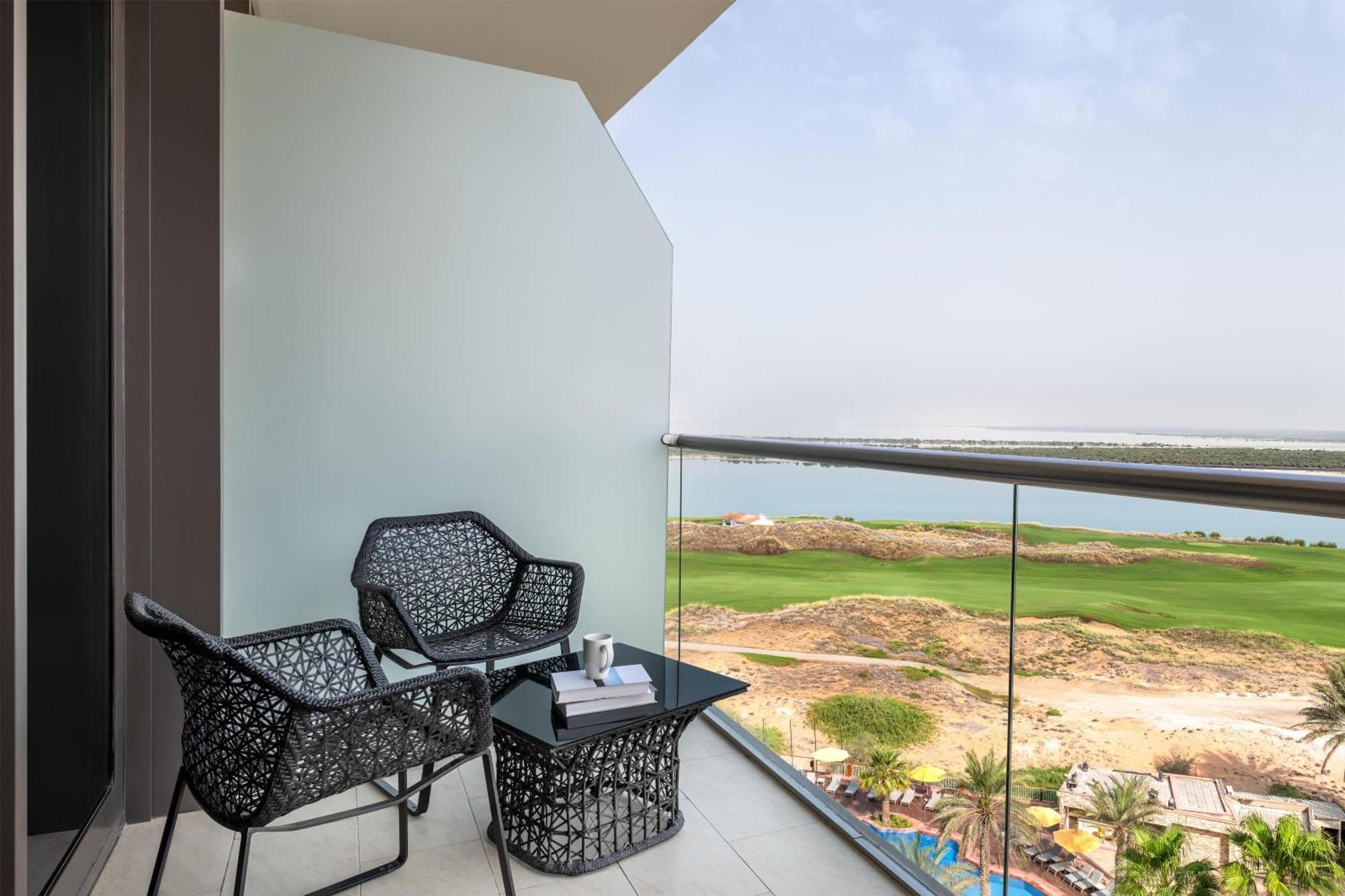 Deluxe Family King Suite Sea View Balcony Theme Park